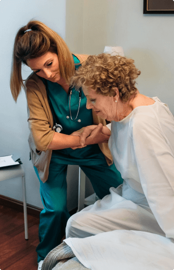 Cuidadora de idoso: melhor assistência profissional para a terceira idade 2 cuidadora de idosa ajudando idosa a levantar da cama home care abraço de luz cuidador de idoso em anapolis
