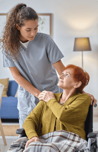 Cuidadora de idoso: melhor assistência profissional para a terceira idade 3 cuidadora de idosa apoiando as maos no ombro da paciente idosa home care abraço de luz cuidador de idoso em anapolis
