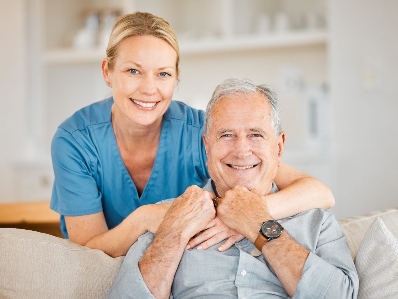 Cuidadora de idoso: melhor assistência profissional para a terceira idade 5 cuidadora de idosa sorrindo e paciente idoso sorrindo home care abraço de luz cuidador de idoso em anapolis