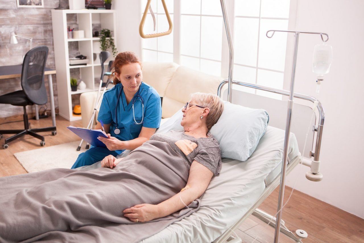 Cuidadora de idoso: melhor assistência profissional para a terceira idade 4 enfermeira cuidando de idosa acamada home care abraço de luz cuidador de idoso em anapolis