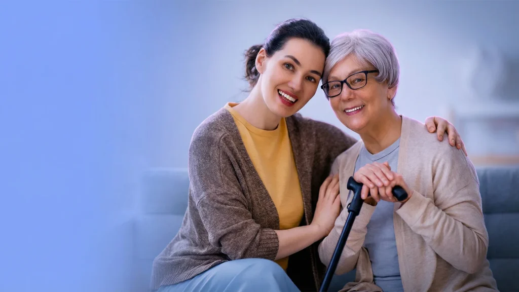 Como Escolher uma Agência de Cuidador de Idosos: Checklist de 6 Pontos 2 cuidador de idosa com idosa sorrindo home care abraco de luz